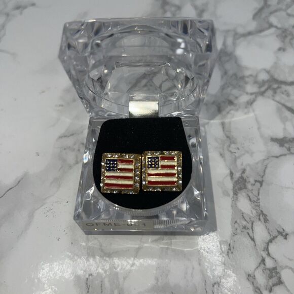 USA Stud Cube Earrings Gold Tone Rhinestones-NEW! - Picture 1 of 4